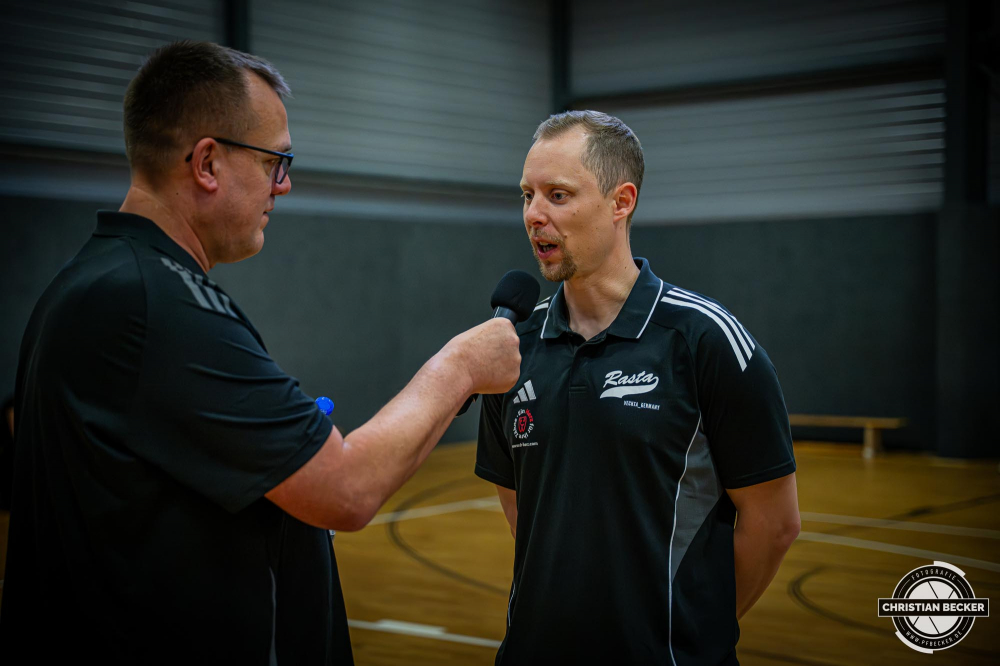 1. Basketball Bundesliga, easyCredit BBL, Saison 2025/2026, Herren, Testspiel, Vorbereitung, 06.09.2025, RASTA Vechta - Telekom Baskets Bonn
Christian Held (Headcoach - RASTA Vechta) beim Interview mit Markus M&uuml;ller (Hallensprecher - RASTA Vechta)
Schlüsselwörter: 06.09.2025;1. Bundesliga;BBL;Basketball;Baskets;Bonn;Liga;RASTA;RASTA Dome;Saison 2025/2026;Telekom;Testspiel;Vechta;Vorbereitung;easycredit