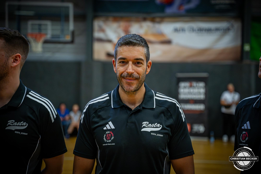 1. Basketball Bundesliga, easyCredit BBL, Saison 2025/2026, Herren, Testspiel, Vorbereitung, 06.09.2025, RASTA Vechta - Telekom Baskets Bonn
Marius Graf (Assistent Coach - RASTA Vechta) bei der Teampr&auml;sentation 2025/2026
Schlüsselwörter: 06.09.2025;1. Bundesliga;BBL;Basketball;Baskets;Bonn;Liga;RASTA;RASTA Dome;Saison 2025/2026;Telekom;Testspiel;Vechta;Vorbereitung;easycredit
