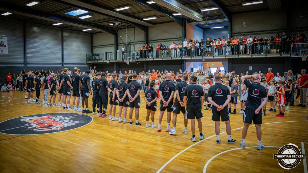 1. Basketball Bundesliga, easyCredit BBL, Saison 2025/2026, Herren, Testspiel, Vorbereitung, 06.09.2025, RASTA Vechta - Telekom Baskets Bonn
Das Team von RASTA Vechta mit seinen Fans bei der Teampr&auml;sentation 2025/2026
Schlüsselwörter: 06.09.2025;1. Bundesliga;BBL;Basketball;Baskets;Bonn;Liga;RASTA;RASTA Dome;Saison 2025/2026;Telekom;Testspiel;Vechta;Vorbereitung;easycredit