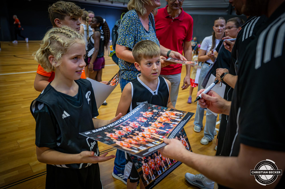 1. Basketball Bundesliga, easyCredit BBL, Saison 2025/2026, Herren, Testspiel, Vorbereitung, 06.09.2025, RASTA Vechta - Telekom Baskets Bonn
Die Fans von RASTA Vechta bei der Teampr&auml;sentation 2025/2026
Schlüsselwörter: 06.09.2025;1. Bundesliga;BBL;Basketball;Baskets;Bonn;Liga;RASTA;RASTA Dome;Saison 2025/2026;Telekom;Testspiel;Vechta;Vorbereitung;easycredit