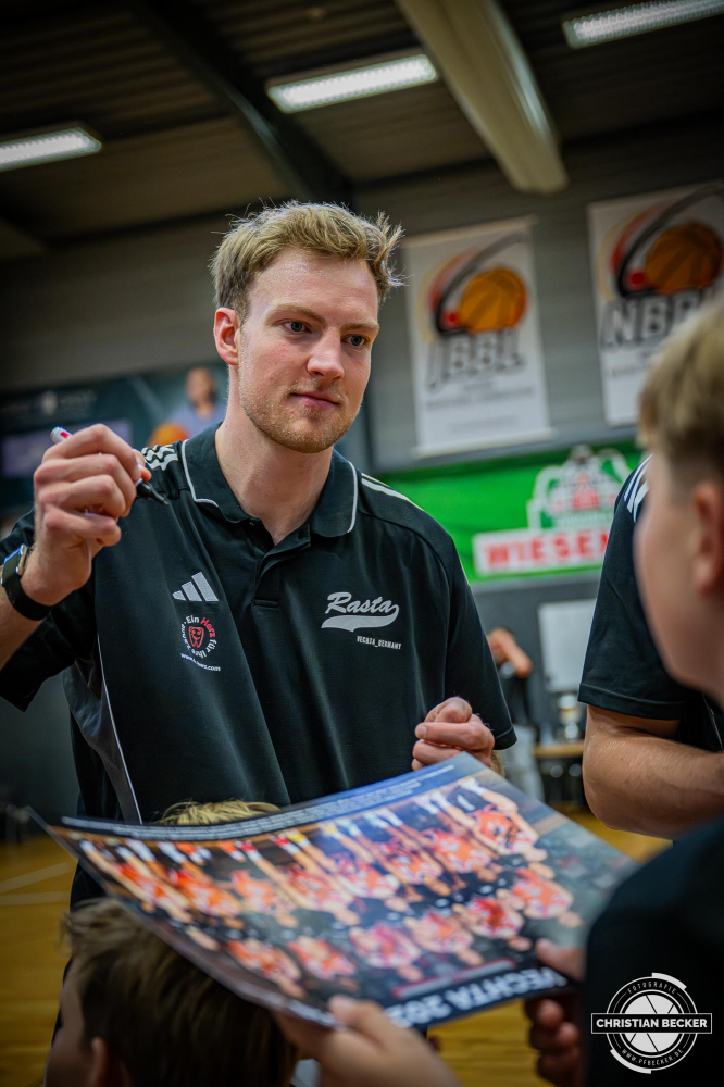 1. Basketball Bundesliga, easyCredit BBL, Saison 2025/2026, Herren, Testspiel, Vorbereitung, 06.09.2025, RASTA Vechta - Telekom Baskets Bonn
Lars Thiemann (#21 - RASTA Vechta) bei der Teampr&auml;sentation 2025/2026
Schlüsselwörter: 06.09.2025;1. Bundesliga;BBL;Basketball;Baskets;Bonn;Liga;RASTA;RASTA Dome;Saison 2025/2026;Telekom;Testspiel;Vechta;Vorbereitung;easycredit