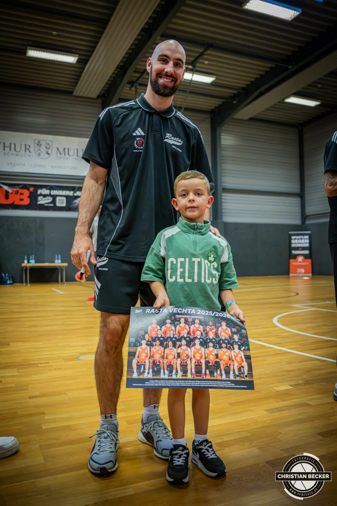 1. Basketball Bundesliga, easyCredit BBL, Saison 2025/2026, Herren, Testspiel, Vorbereitung, 06.09.2025, RASTA Vechta - Telekom Baskets Bonn
Tommy Kuhse (#12 - RASTA Vechta) und ein Fan bei der Teampr&auml;sentation 2025/2026
Schlüsselwörter: 06.09.2025;1. Bundesliga;BBL;Basketball;Baskets;Bonn;Liga;RASTA;RASTA Dome;Saison 2025/2026;Telekom;Testspiel;Vechta;Vorbereitung;easycredit