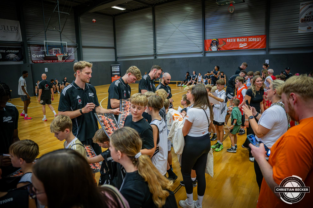 1. Basketball Bundesliga, easyCredit BBL, Saison 2025/2026, Herren, Testspiel, Vorbereitung, 06.09.2025, RASTA Vechta - Telekom Baskets Bonn
Das Team von RASTA Vechta und deren Fans bei der Teampr&auml;sentation 2025/2026
Schlüsselwörter: 06.09.2025;1. Bundesliga;BBL;Basketball;Baskets;Bonn;Liga;RASTA;RASTA Dome;Saison 2025/2026;Telekom;Testspiel;Vechta;Vorbereitung;easycredit