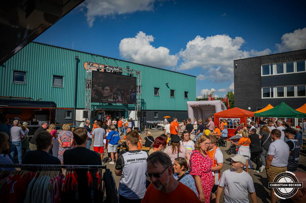 1. Basketball Bundesliga, easyCredit BBL, Saison 2025/2026, Herren, Testspiel, Vorbereitung, 06.09.2025, RASTA Vechta - Telekom Baskets Bonn
Teampr&auml;sentation RASTA Vechta 2025/2026 mit Public Viewing der Basketball Europameisterschaft mit der deutschen Nationalmannschaft
Schlüsselwörter: 06.09.2025;1. Bundesliga;BBL;Basketball;Baskets;Bonn;Liga;RASTA;RASTA Dome;Saison 2025/2026;Telekom;Testspiel;Vechta;Vorbereitung;easycredit