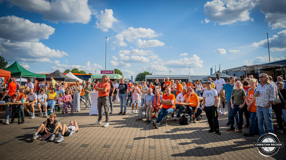 1. Basketball Bundesliga, easyCredit BBL, Saison 2025/2026, Herren, Testspiel, Vorbereitung, 06.09.2025, RASTA Vechta - Telekom Baskets Bonn
Teampr&auml;sentation RASTA Vechta 2025/2026 mit Public Viewing der Basketball Europameisterschaft mit der deutschen Nationalmannschaft
Schlüsselwörter: 06.09.2025;1. Bundesliga;BBL;Basketball;Baskets;Bonn;Liga;RASTA;RASTA Dome;Saison 2025/2026;Telekom;Testspiel;Vechta;Vorbereitung;easycredit