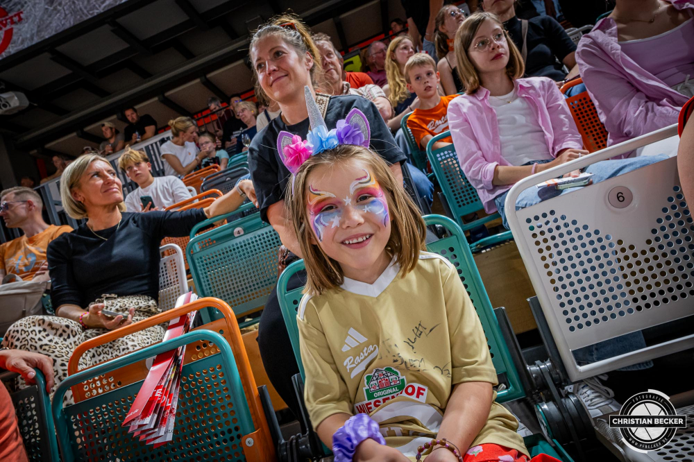 1. Basketball Bundesliga, easyCredit BBL, Saison 2025/2026, Herren, Testspiel, Vorbereitung, 06.09.2025, RASTA Vechta - Telekom Baskets Bonn
Die Fans von RASTA Vechta vor der Partie
Schlüsselwörter: 06.09.2025;1. Bundesliga;BBL;Basketball;Baskets;Bonn;Liga;RASTA;RASTA Dome;Saison 2025/2026;Telekom;Testspiel;Vechta;Vorbereitung;easycredit