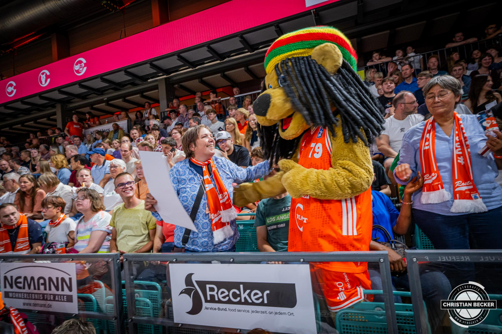 1. Basketball Bundesliga, easyCredit BBL, Saison 2025/2026, Herren, Testspiel, Vorbereitung, 06.09.2025, RASTA Vechta - Telekom Baskets Bonn
Die Fans von RASTA Vechta vor der Partie
Schlüsselwörter: 06.09.2025;1. Bundesliga;BBL;Basketball;Baskets;Bonn;Liga;RASTA;RASTA Dome;Saison 2025/2026;Telekom;Testspiel;Vechta;Vorbereitung;easycredit
