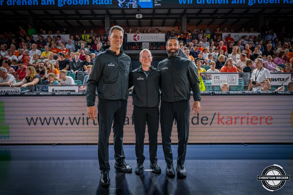 1. Basketball Bundesliga, easyCredit BBL, Saison 2025/2026, Herren, Testspiel, Vorbereitung, 06.09.2025, RASTA Vechta - Telekom Baskets Bonn
Die Schiedsrichter vor der Partie
Schlüsselwörter: 06.09.2025;1. Bundesliga;BBL;Basketball;Baskets;Bonn;Liga;RASTA;RASTA Dome;Saison 2025/2026;Telekom;Testspiel;Vechta;Vorbereitung;easycredit