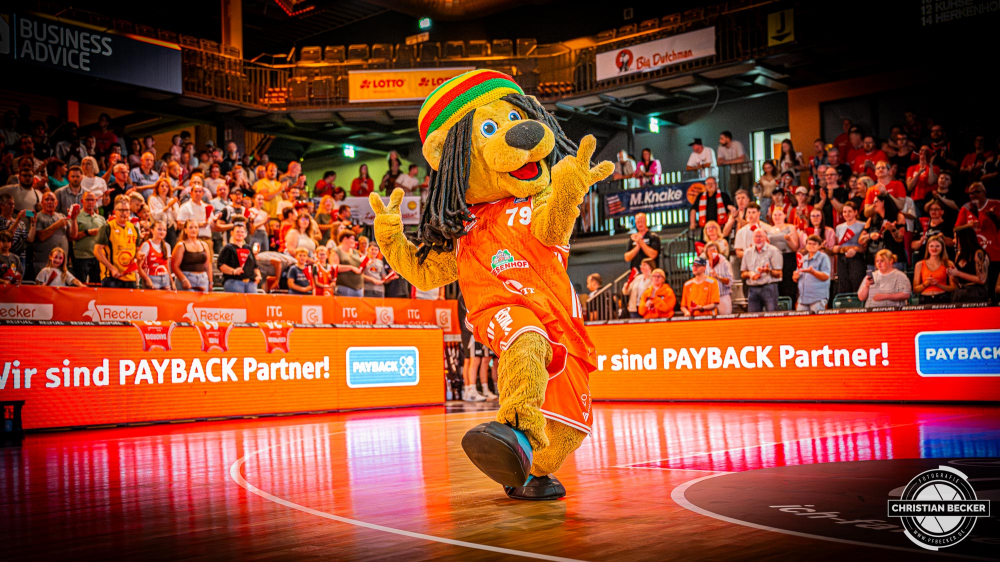 1. Basketball Bundesliga, easyCredit BBL, Saison 2025/2026, Herren, Testspiel, Vorbereitung, 06.09.2025, RASTA Vechta - Telekom Baskets Bonn
Bob (Maskottchen - RASTA Vechta) vor der Partie
Schlüsselwörter: 06.09.2025;1. Bundesliga;BBL;Basketball;Baskets;Bonn;Liga;RASTA;RASTA Dome;Saison 2025/2026;Telekom;Testspiel;Vechta;Vorbereitung;easycredit