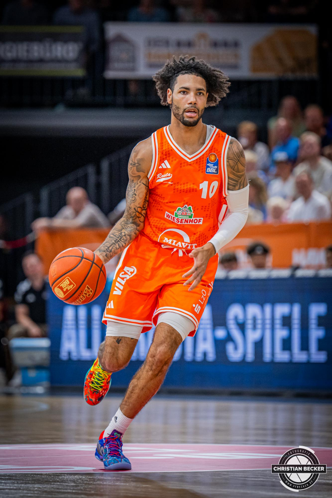 1. Basketball Bundesliga, easyCredit BBL, Saison 2025/2026, Herren, Testspiel, Vorbereitung, 06.09.2025, RASTA Vechta - Telekom Baskets Bonn
Tevin Brown (#10 - RASTA Vechta) in Aktion
Schlüsselwörter: 06.09.2025;1. Bundesliga;BBL;Basketball;Baskets;Bonn;Liga;RASTA;RASTA Dome;Saison 2025/2026;Telekom;Testspiel;Vechta;Vorbereitung;easycredit