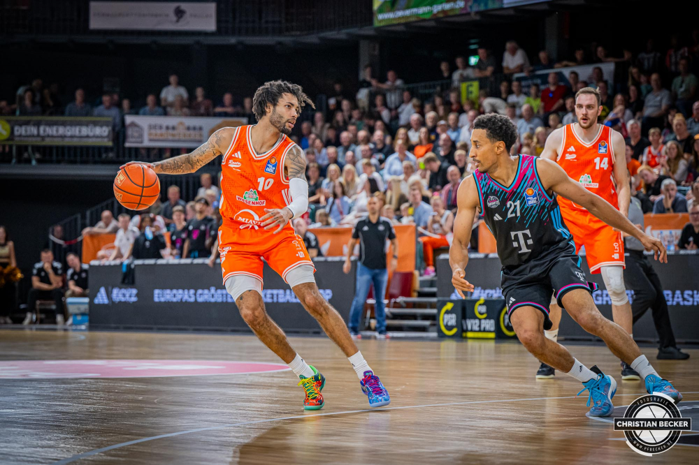 1. Basketball Bundesliga, easyCredit BBL, Saison 2025/2026, Herren, Testspiel, Vorbereitung, 06.09.2025, RASTA Vechta - Telekom Baskets Bonn
Tevin Brown (#10 - RASTA Vechta) in Aktion
Schlüsselwörter: 06.09.2025;1. Bundesliga;BBL;Basketball;Baskets;Bonn;Liga;RASTA;RASTA Dome;Saison 2025/2026;Telekom;Testspiel;Vechta;Vorbereitung;easycredit