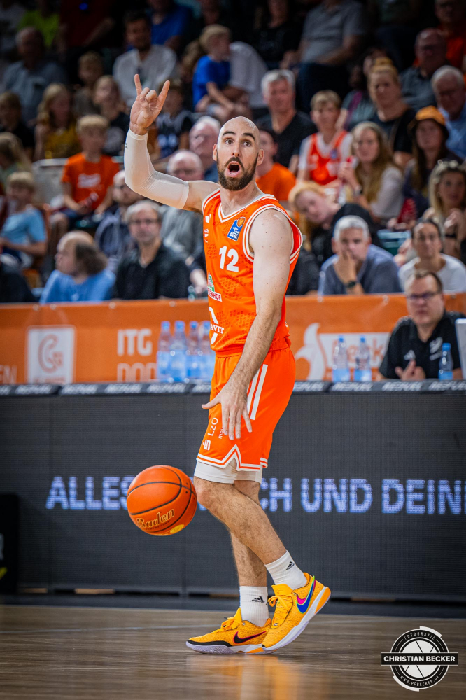 1. Basketball Bundesliga, easyCredit BBL, Saison 2025/2026, Herren, Testspiel, Vorbereitung, 06.09.2025, RASTA Vechta - Telekom Baskets Bonn
Tommy Kuhse (#12 - RASTA Vechta) in Aktion
Schlüsselwörter: 06.09.2025;1. Bundesliga;BBL;Basketball;Baskets;Bonn;Liga;RASTA;RASTA Dome;Saison 2025/2026;Telekom;Testspiel;Vechta;Vorbereitung;easycredit