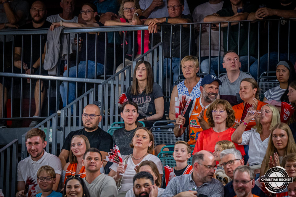 1. Basketball Bundesliga, easyCredit BBL, Saison 2025/2026, Herren, Testspiel, Vorbereitung, 06.09.2025, RASTA Vechta - Telekom Baskets Bonn
Die Fans von RASTA Vechta w&auml;hrend der Partie
Schlüsselwörter: 06.09.2025;1. Bundesliga;BBL;Basketball;Baskets;Bonn;Liga;RASTA;RASTA Dome;Saison 2025/2026;Telekom;Testspiel;Vechta;Vorbereitung;easycredit