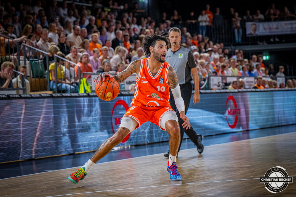 1. Basketball Bundesliga, easyCredit BBL, Saison 2025/2026, Herren, Testspiel, Vorbereitung, 06.09.2025, RASTA Vechta - Telekom Baskets Bonn
Tevin Brown (#10 - RASTA Vechta) in Aktion
Schlüsselwörter: 06.09.2025;1. Bundesliga;BBL;Basketball;Baskets;Bonn;Liga;RASTA;RASTA Dome;Saison 2025/2026;Telekom;Testspiel;Vechta;Vorbereitung;easycredit