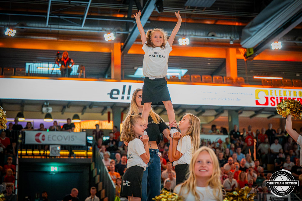 1. Basketball Bundesliga, easyCredit BBL, Saison 2025/2026, Herren, Testspiel, Vorbereitung, 06.09.2025, RASTA Vechta - Telekom Baskets Bonn
Mini Marleys (Cheerleader - RASTA Vechta) w&auml;hrend der Partie
Schlüsselwörter: 06.09.2025;1. Bundesliga;BBL;Basketball;Baskets;Bonn;Liga;RASTA;RASTA Dome;Saison 2025/2026;Telekom;Testspiel;Vechta;Vorbereitung;easycredit