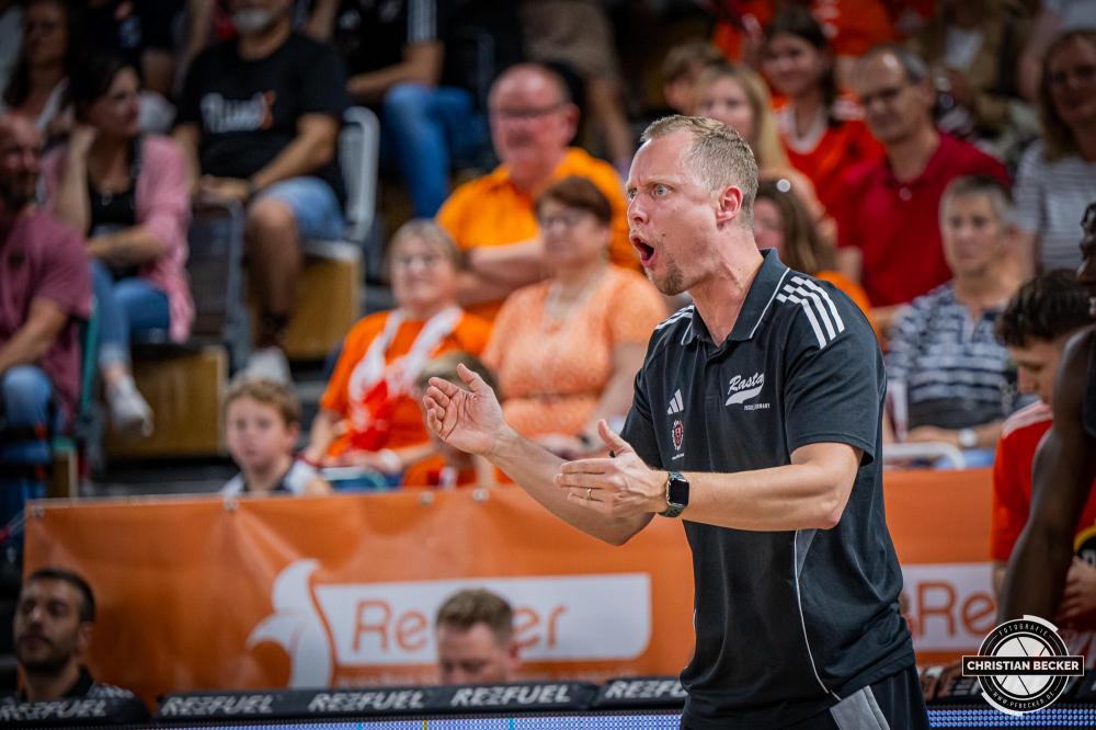 1. Basketball Bundesliga, easyCredit BBL, Saison 2025/2026, Herren, Testspiel, Vorbereitung, 06.09.2025, RASTA Vechta - Telekom Baskets Bonn
Christian Held (Headcoach - RASTA Vechta) zeigt Emotionen w&auml;hrend der Partie
Schlüsselwörter: 06.09.2025;1. Bundesliga;BBL;Basketball;Baskets;Bonn;Liga;RASTA;RASTA Dome;Saison 2025/2026;Telekom;Testspiel;Vechta;Vorbereitung;easycredit