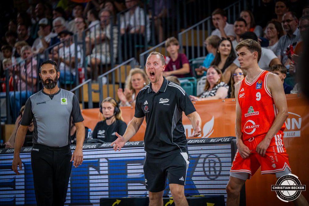 1. Basketball Bundesliga, easyCredit BBL, Saison 2025/2026, Herren, Testspiel, Vorbereitung, 06.09.2025, RASTA Vechta - Telekom Baskets Bonn
Christian Held (Headcoach - RASTA Vechta) zeigt Emotionen w&auml;hrend der Partie
Schlüsselwörter: 06.09.2025;1. Bundesliga;BBL;Basketball;Baskets;Bonn;Liga;RASTA;RASTA Dome;Saison 2025/2026;Telekom;Testspiel;Vechta;Vorbereitung;easycredit