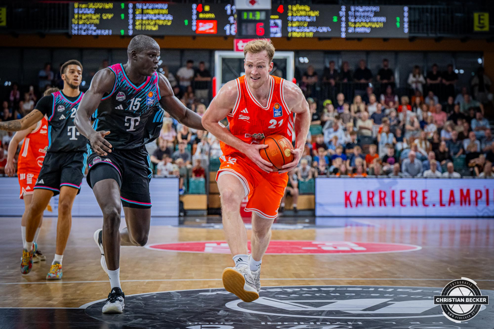 1. Basketball Bundesliga, easyCredit BBL, Saison 2025/2026, Herren, Testspiel, Vorbereitung, 06.09.2025, RASTA Vechta - Telekom Baskets Bonn
Lars Thiemann (#21 - RASTA Vechta) in Aktion
Schlüsselwörter: 06.09.2025;1. Bundesliga;BBL;Basketball;Baskets;Bonn;Liga;RASTA;RASTA Dome;Saison 2025/2026;Telekom;Testspiel;Vechta;Vorbereitung;easycredit