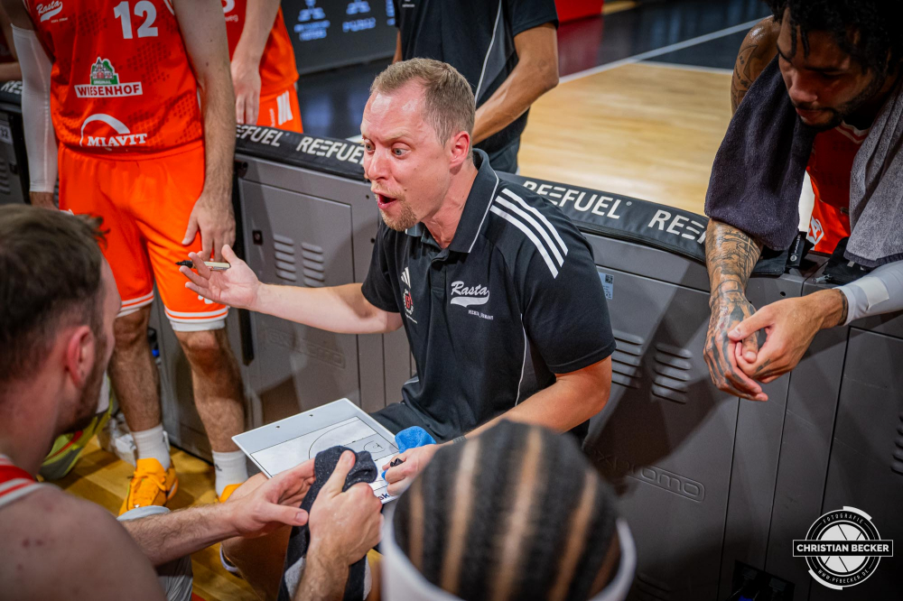 1. Basketball Bundesliga, easyCredit BBL, Saison 2025/2026, Herren, Testspiel, Vorbereitung, 06.09.2025, RASTA Vechta - Telekom Baskets Bonn
Christian Held (Headcoach - RASTA Vechta) w&auml;hrend der Partie
Schlüsselwörter: 06.09.2025;1. Bundesliga;BBL;Basketball;Baskets;Bonn;Liga;RASTA;RASTA Dome;Saison 2025/2026;Telekom;Testspiel;Vechta;Vorbereitung;easycredit