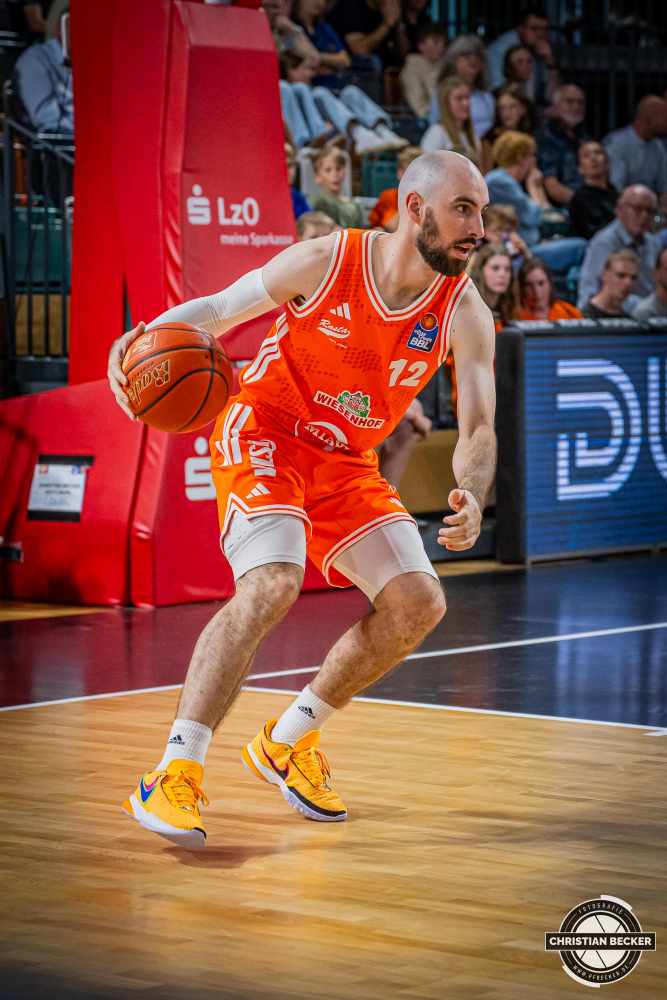 1. Basketball Bundesliga, easyCredit BBL, Saison 2025/2026, Herren, Testspiel, Vorbereitung, 06.09.2025, RASTA Vechta - Telekom Baskets Bonn
Tommy Kuhse (#12 - RASTA Vechta) in Aktion
Schlüsselwörter: 06.09.2025;1. Bundesliga;BBL;Basketball;Baskets;Bonn;Liga;RASTA;RASTA Dome;Saison 2025/2026;Telekom;Testspiel;Vechta;Vorbereitung;easycredit