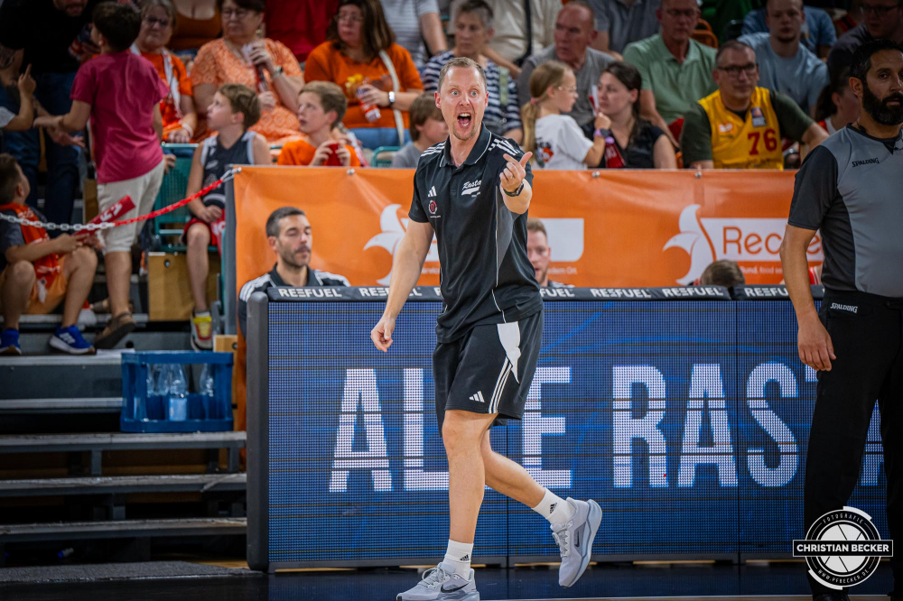 1. Basketball Bundesliga, easyCredit BBL, Saison 2025/2026, Herren, Testspiel, Vorbereitung, 06.09.2025, RASTA Vechta - Telekom Baskets Bonn
Christian Held (Headcoach - RASTA Vechta) w&auml;hrend der Partie
Schlüsselwörter: 06.09.2025;1. Bundesliga;BBL;Basketball;Baskets;Bonn;Liga;RASTA;RASTA Dome;Saison 2025/2026;Telekom;Testspiel;Vechta;Vorbereitung;easycredit