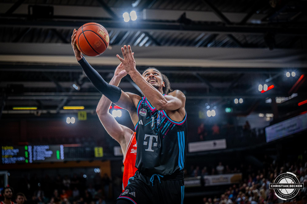 1. Basketball Bundesliga, easyCredit BBL, Saison 2025/2026, Herren, Testspiel, Vorbereitung, 06.09.2025, RASTA Vechta - Telekom Baskets Bonn
Jonathan B&auml;hre (#1 - Telekom Baskets Bonn) beim Korbleger
Schlüsselwörter: 06.09.2025;1. Bundesliga;BBL;Basketball;Baskets;Bonn;Liga;RASTA;RASTA Dome;Saison 2025/2026;Telekom;Testspiel;Vechta;Vorbereitung;easycredit