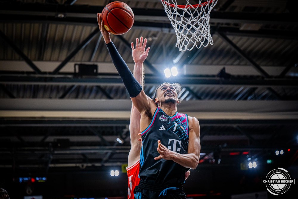 1. Basketball Bundesliga, easyCredit BBL, Saison 2025/2026, Herren, Testspiel, Vorbereitung, 06.09.2025, RASTA Vechta - Telekom Baskets Bonn
Jonathan B&auml;hre (#1 - Telekom Baskets Bonn) beim Korbleger
Schlüsselwörter: 06.09.2025;1. Bundesliga;BBL;Basketball;Baskets;Bonn;Liga;RASTA;RASTA Dome;Saison 2025/2026;Telekom;Testspiel;Vechta;Vorbereitung;easycredit