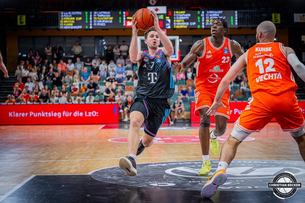 1. Basketball Bundesliga, easyCredit BBL, Saison 2025/2026, Herren, Testspiel, Vorbereitung, 06.09.2025, RASTA Vechta - Telekom Baskets Bonn
Grayson Murphy (#7 - Telekom Baskets Bonn) in Aktion
Schlüsselwörter: 06.09.2025;1. Bundesliga;BBL;Basketball;Baskets;Bonn;Liga;RASTA;RASTA Dome;Saison 2025/2026;Telekom;Testspiel;Vechta;Vorbereitung;easycredit