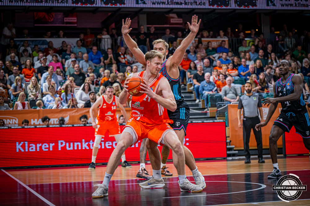 1. Basketball Bundesliga, easyCredit BBL, Saison 2025/2026, Herren, Testspiel, Vorbereitung, 06.09.2025, RASTA Vechta - Telekom Baskets Bonn
Lars Thiemann (#21 - RASTA Vechta) in Aktion
Schlüsselwörter: 06.09.2025;1. Bundesliga;BBL;Basketball;Baskets;Bonn;Liga;RASTA;RASTA Dome;Saison 2025/2026;Telekom;Testspiel;Vechta;Vorbereitung;easycredit