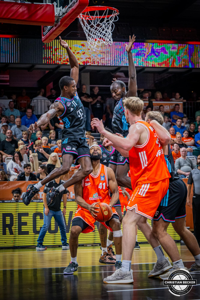 1. Basketball Bundesliga, easyCredit BBL, Saison 2025/2026, Herren, Testspiel, Vorbereitung, 06.09.2025, RASTA Vechta - Telekom Baskets Bonn
Lloyd Pandi (#41 - RASTA Vechta) in Aktion
Schlüsselwörter: 06.09.2025;1. Bundesliga;BBL;Basketball;Baskets;Bonn;Liga;RASTA;RASTA Dome;Saison 2025/2026;Telekom;Testspiel;Vechta;Vorbereitung;easycredit