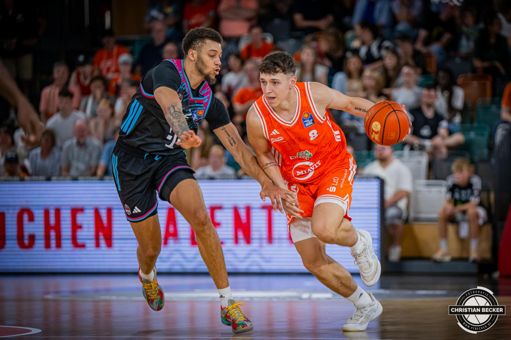 1. Basketball Bundesliga, easyCredit BBL, Saison 2025/2026, Herren, Testspiel, Vorbereitung, 06.09.2025, RASTA Vechta - Telekom Baskets Bonn
Dominik Dolic (#8 - RASTA Vechta) in Aktion
Schlüsselwörter: 06.09.2025;1. Bundesliga;BBL;Basketball;Baskets;Bonn;Liga;RASTA;RASTA Dome;Saison 2025/2026;Telekom;Testspiel;Vechta;Vorbereitung;easycredit