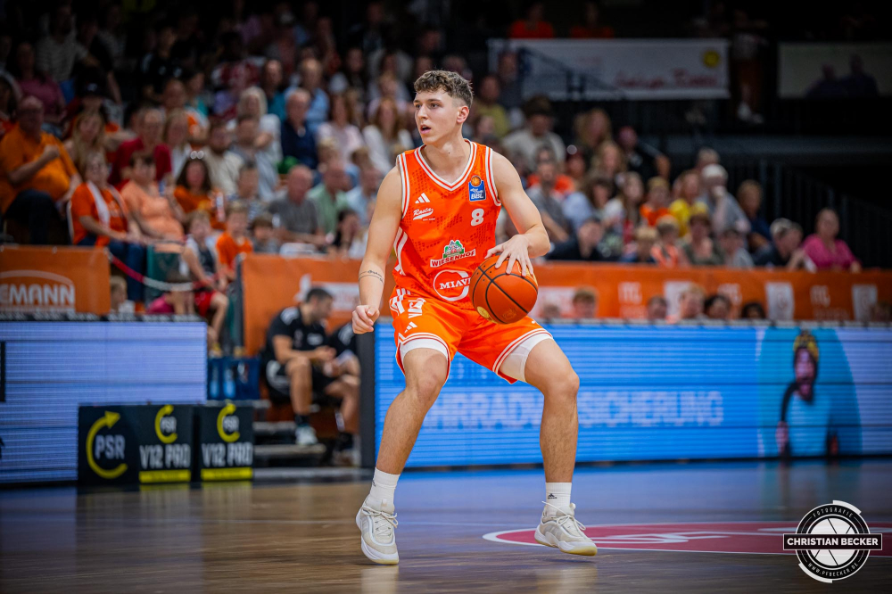 1. Basketball Bundesliga, easyCredit BBL, Saison 2025/2026, Herren, Testspiel, Vorbereitung, 06.09.2025, RASTA Vechta - Telekom Baskets Bonn
Dominik Dolic (#8 - RASTA Vechta) in Aktion
Schlüsselwörter: 06.09.2025;1. Bundesliga;BBL;Basketball;Baskets;Bonn;Liga;RASTA;RASTA Dome;Saison 2025/2026;Telekom;Testspiel;Vechta;Vorbereitung;easycredit