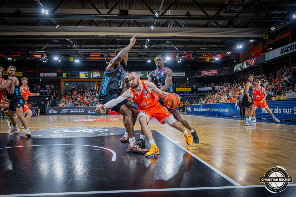 1. Basketball Bundesliga, easyCredit BBL, Saison 2025/2026, Herren, Testspiel, Vorbereitung, 06.09.2025, RASTA Vechta - Telekom Baskets Bonn
Tommy Kuhse (#12 - RASTA Vechta) in Aktion
Schlüsselwörter: 06.09.2025;1. Bundesliga;BBL;Basketball;Baskets;Bonn;Liga;RASTA;RASTA Dome;Saison 2025/2026;Telekom;Testspiel;Vechta;Vorbereitung;easycredit