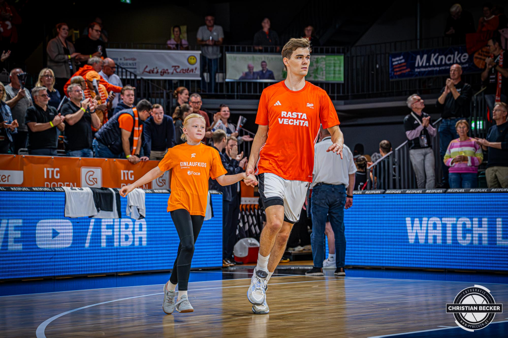 Basketball FIBA Europe Cup, Saison 2025/2026, Herren, Qualifikation, Hinspiel, 24.09.2025, RASTA Vechta - BC Balkan
Joschka Ferner (#9 - RASTA Vechta) mit einem Einlaufkind
Schlüsselwörter: 24.09.2025;BC;Balkan;Basketball;Cup;Europe;FEC;FIBA;Hinspiel;International;Liga;Qualifikation;RASTA;RASTA Dome;Saison 2025/2026;Vechta
