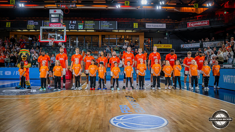 Basketball FIBA Europe Cup, Saison 2025/2026, Herren, Qualifikation, Hinspiel, 24.09.2025, RASTA Vechta - BC Balkan
Das Team von RASTA Vechta und die Einlaufkinder vor der Partie
Schlüsselwörter: 24.09.2025;BC;Balkan;Basketball;Cup;Europe;FEC;FIBA;Hinspiel;International;Liga;Qualifikation;RASTA;RASTA Dome;Saison 2025/2026;Vechta