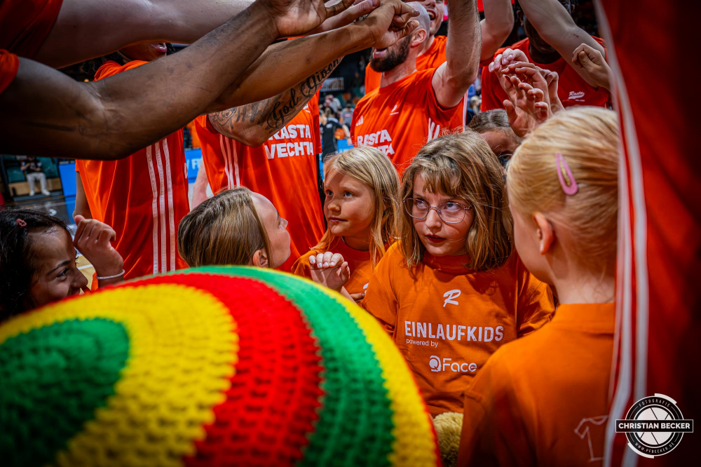 Basketball FIBA Europe Cup, Saison 2025/2026, Herren, Qualifikation, Hinspiel, 24.09.2025, RASTA Vechta - BC Balkan
Das Team von RASTA Vechta und die Einlaufkinder vor der Partie
Schlüsselwörter: 24.09.2025;BC;Balkan;Basketball;Cup;Europe;FEC;FIBA;Hinspiel;International;Liga;Qualifikation;RASTA;RASTA Dome;Saison 2025/2026;Vechta