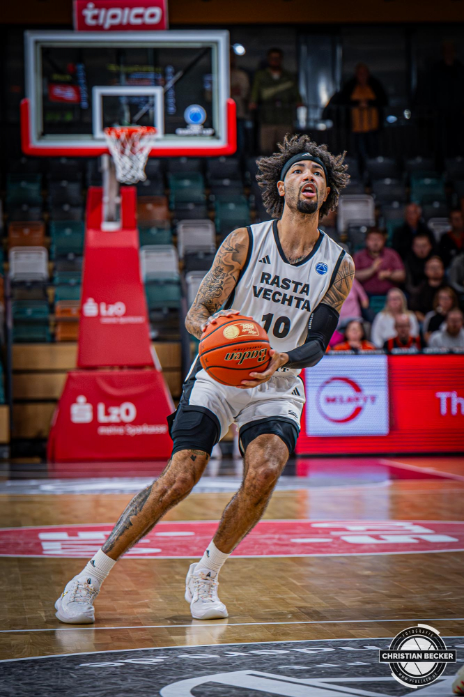 Basketball FIBA Europe Cup, Saison 2025/2026, Herren, Qualifikation, Hinspiel, 24.09.2025, RASTA Vechta - BC Balkan
Tevin Brown (#10 - RASTA Vechta) beim Jumpshot
Schlüsselwörter: 24.09.2025;BC;Balkan;Basketball;Cup;Europe;FEC;FIBA;Hinspiel;International;Liga;Qualifikation;RASTA;RASTA Dome;Saison 2025/2026;Vechta