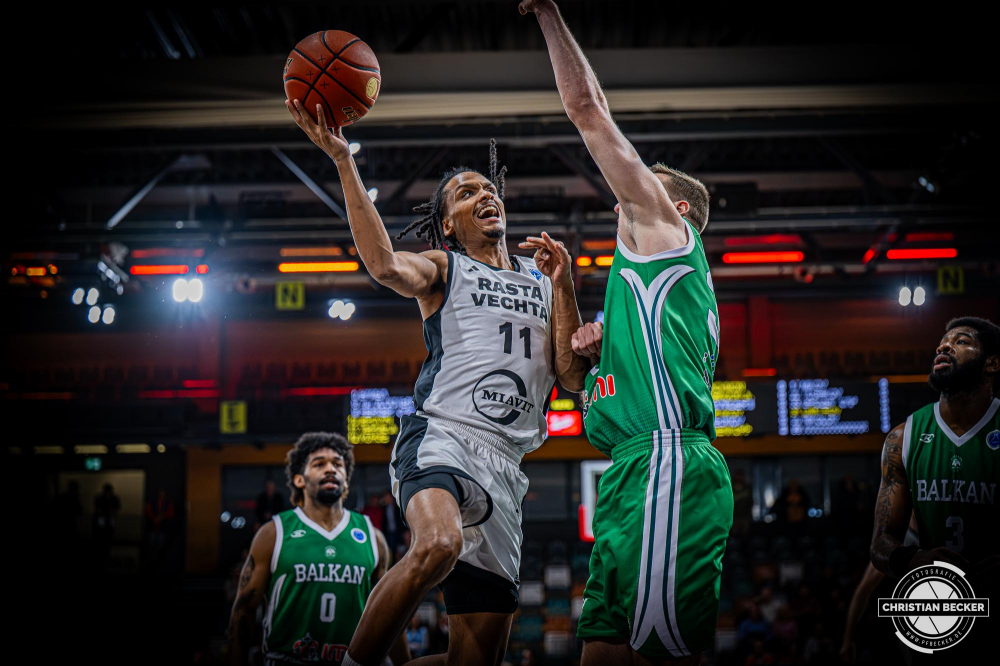 Basketball FIBA Europe Cup, Saison 2025/2026, Herren, Qualifikation, Hinspiel, 24.09.2025, RASTA Vechta - BC Balkan
Alonzo Verge (#11 - RASTA Vechta) in Aktion
Schlüsselwörter: 24.09.2025;BC;Balkan;Basketball;Cup;Europe;FEC;FIBA;Hinspiel;International;Liga;Qualifikation;RASTA;RASTA Dome;Saison 2025/2026;Vechta