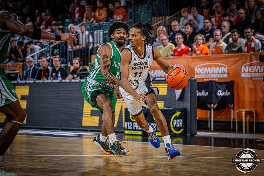 Basketball FIBA Europe Cup, Saison 2025/2026, Herren, Qualifikation, Hinspiel, 24.09.2025, RASTA Vechta - BC Balkan
Alonzo Verge (#11 - RASTA Vechta) in Aktion
Schlüsselwörter: 24.09.2025;BC;Balkan;Basketball;Cup;Europe;FEC;FIBA;Hinspiel;International;Liga;Qualifikation;RASTA;RASTA Dome;Saison 2025/2026;Vechta