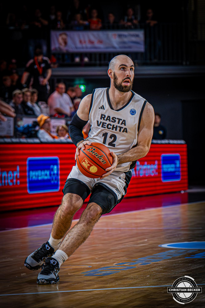 Basketball FIBA Europe Cup, Saison 2025/2026, Herren, Qualifikation, Hinspiel, 24.09.2025, RASTA Vechta - BC Balkan
Tommy Kuhse (#12 - RASTA Vechta) in Aktion
Schlüsselwörter: 24.09.2025;BC;Balkan;Basketball;Cup;Europe;FEC;FIBA;Hinspiel;International;Liga;Qualifikation;RASTA;RASTA Dome;Saison 2025/2026;Vechta