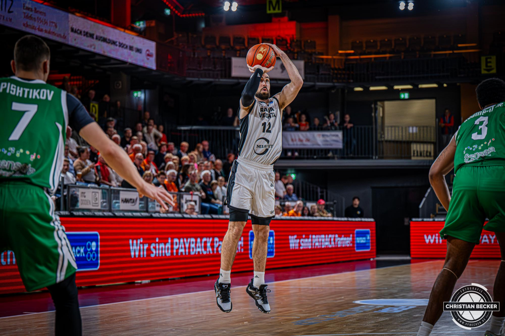 Basketball FIBA Europe Cup, Saison 2025/2026, Herren, Qualifikation, Hinspiel, 24.09.2025, RASTA Vechta - BC Balkan
Tommy Kuhse (#12 - RASTA Vechta) beim Jumpshot
Schlüsselwörter: 24.09.2025;BC;Balkan;Basketball;Cup;Europe;FEC;FIBA;Hinspiel;International;Liga;Qualifikation;RASTA;RASTA Dome;Saison 2025/2026;Vechta