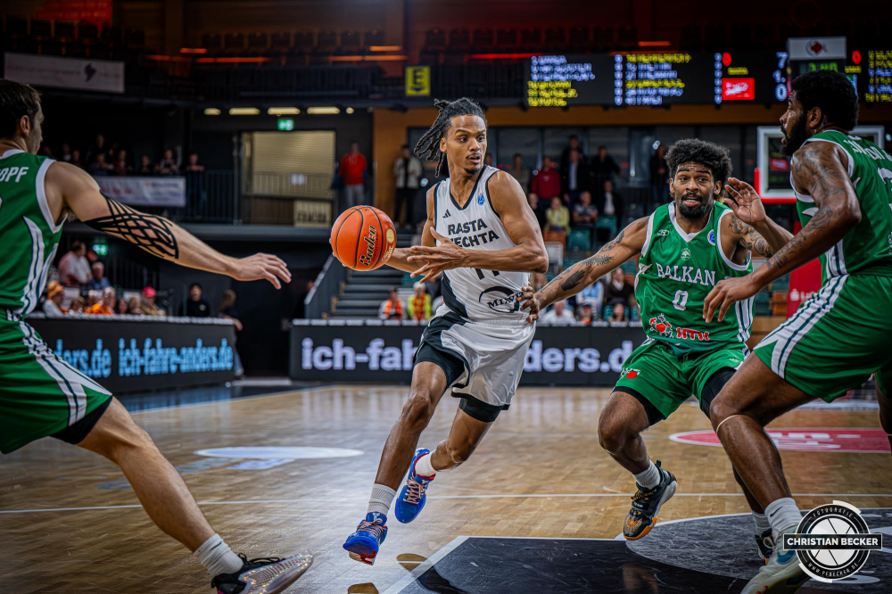 Basketball FIBA Europe Cup, Saison 2025/2026, Herren, Qualifikation, Hinspiel, 24.09.2025, RASTA Vechta - BC Balkan
Alonzo Verge (#11 - RASTA Vechta) in Aktion
Schlüsselwörter: 24.09.2025;BC;Balkan;Basketball;Cup;Europe;FEC;FIBA;Hinspiel;International;Liga;Qualifikation;RASTA;RASTA Dome;Saison 2025/2026;Vechta