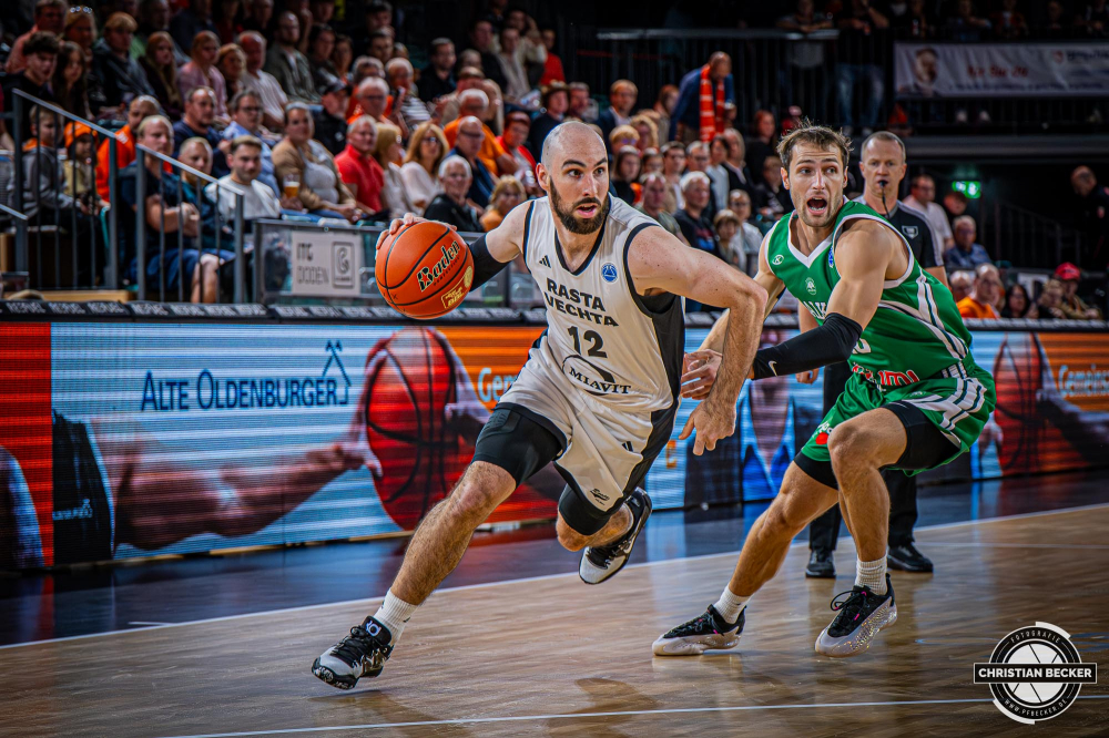 Basketball FIBA Europe Cup, Saison 2025/2026, Herren, Qualifikation, Hinspiel, 24.09.2025, RASTA Vechta - BC Balkan
Tommy Kuhse (#12 - RASTA Vechta) in Aktion
Schlüsselwörter: 24.09.2025;BC;Balkan;Basketball;Cup;Europe;FEC;FIBA;Hinspiel;International;Liga;Qualifikation;RASTA;RASTA Dome;Saison 2025/2026;Vechta