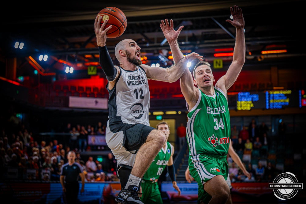 Basketball FIBA Europe Cup, Saison 2025/2026, Herren, Qualifikation, Hinspiel, 24.09.2025, RASTA Vechta - BC Balkan
Tommy Kuhse (#12 - RASTA Vechta) in Aktion
Schlüsselwörter: 24.09.2025;BC;Balkan;Basketball;Cup;Europe;FEC;FIBA;Hinspiel;International;Liga;Qualifikation;RASTA;RASTA Dome;Saison 2025/2026;Vechta