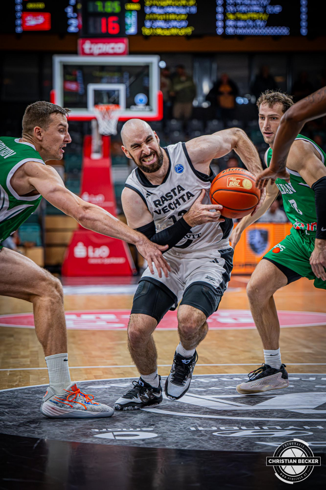 Basketball FIBA Europe Cup, Saison 2025/2026, Herren, Qualifikation, Hinspiel, 24.09.2025, RASTA Vechta - BC Balkan
Tommy Kuhse (#12 - RASTA Vechta) in Aktion
Schlüsselwörter: 24.09.2025;BC;Balkan;Basketball;Cup;Europe;FEC;FIBA;Hinspiel;International;Liga;Qualifikation;RASTA;RASTA Dome;Saison 2025/2026;Vechta