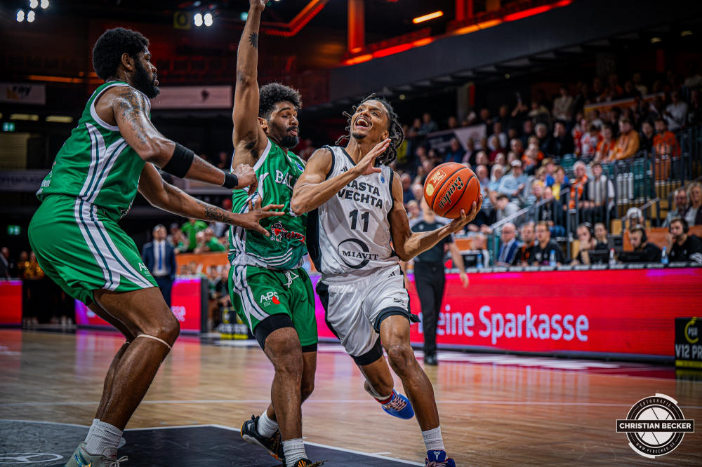 Basketball FIBA Europe Cup, Saison 2025/2026, Herren, Qualifikation, Hinspiel, 24.09.2025, RASTA Vechta - BC Balkan
Alonzo Verge (#11 - RASTA Vechta) in Aktion
Schlüsselwörter: 24.09.2025;BC;Balkan;Basketball;Cup;Europe;FEC;FIBA;Hinspiel;International;Liga;Qualifikation;RASTA;RASTA Dome;Saison 2025/2026;Vechta