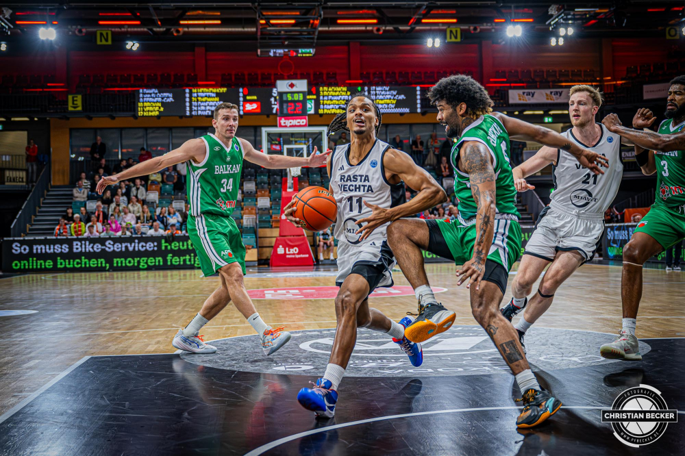 Basketball FIBA Europe Cup, Saison 2025/2026, Herren, Qualifikation, Hinspiel, 24.09.2025, RASTA Vechta - BC Balkan
Alonzo Verge (#11 - RASTA Vechta) in Aktion
Schlüsselwörter: 24.09.2025;BC;Balkan;Basketball;Cup;Europe;FEC;FIBA;Hinspiel;International;Liga;Qualifikation;RASTA;RASTA Dome;Saison 2025/2026;Vechta