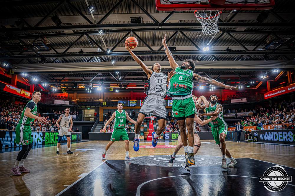 Basketball FIBA Europe Cup, Saison 2025/2026, Herren, Qualifikation, Hinspiel, 24.09.2025, RASTA Vechta - BC Balkan
Alonzo Verge (#11 - RASTA Vechta) beim Korbleger
Schlüsselwörter: 24.09.2025;BC;Balkan;Basketball;Cup;Europe;FEC;FIBA;Hinspiel;International;Liga;Qualifikation;RASTA;RASTA Dome;Saison 2025/2026;Vechta