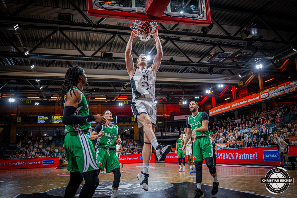 Basketball FIBA Europe Cup, Saison 2025/2026, Herren, Qualifikation, Hinspiel, 24.09.2025, RASTA Vechta - BC Balkan
Lars Thiemann (#21 - RASTA Vechta) beim Dunk
Schlüsselwörter: 24.09.2025;BC;Balkan;Basketball;Cup;Europe;FEC;FIBA;Hinspiel;International;Liga;Qualifikation;RASTA;RASTA Dome;Saison 2025/2026;Vechta