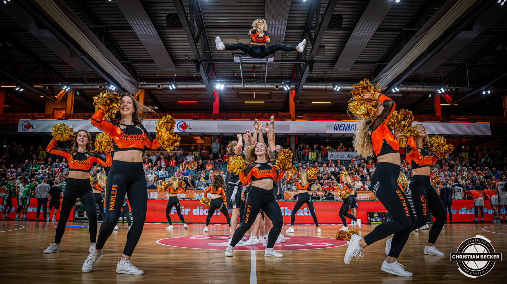 Basketball FIBA Europe Cup, Saison 2025/2026, Herren, Qualifikation, Hinspiel, 24.09.2025, RASTA Vechta - BC Balkan
Marleys (Cheerleader - RASTA Vechta) w&auml;hrend der Partie
Schlüsselwörter: 24.09.2025;BC;Balkan;Basketball;Cup;Europe;FEC;FIBA;Hinspiel;International;Liga;Qualifikation;RASTA;RASTA Dome;Saison 2025/2026;Vechta